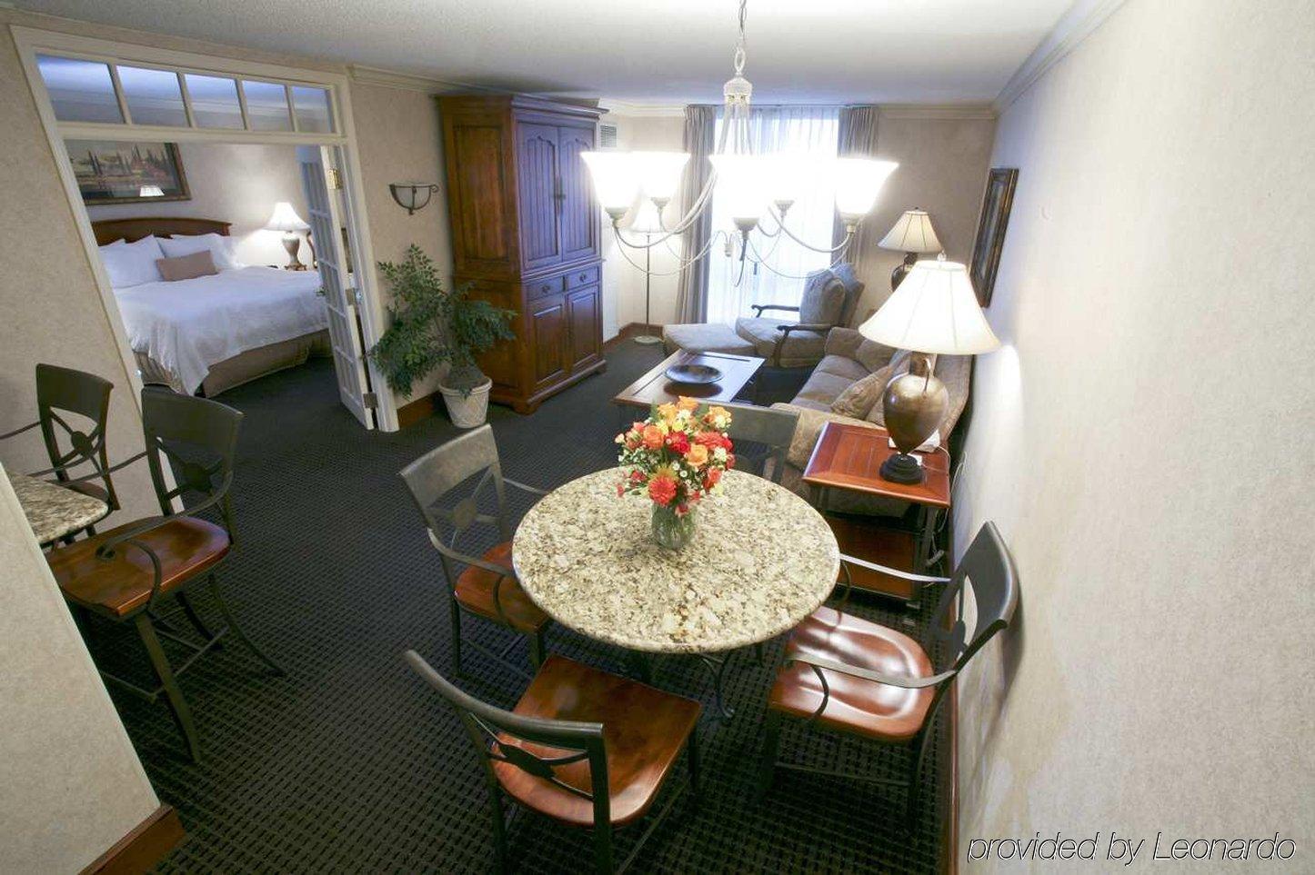 Hampton Inn & Suites Country Club Plaza Kansas City Room photo